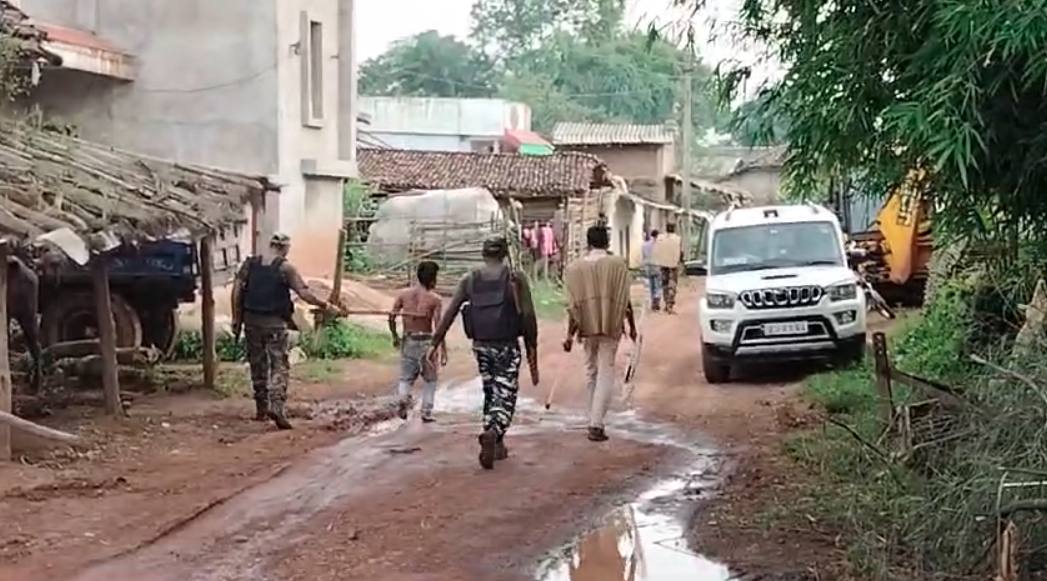 युवक की हत्या के शक में ग्रामीणों ने काटा बवाल: पुलिस की टीम पर भी किया हमला, SP अभिषेक पल्लव को बंधक बनाने की कोशिश, हिरासत में लिए गए 40 लोग