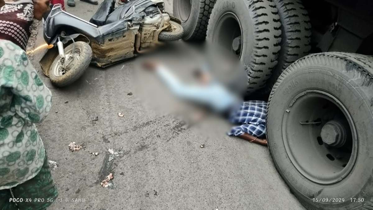 CG Accident : हाइवा की चपेट में आई बाइक, युवक की मौके पर मौत, आक्रोशित ग्रामीणों ने किया चक्काजाम