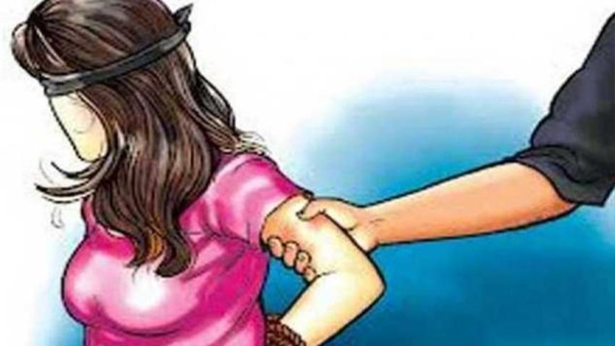 प्रिंसिपल की बदतमीजी ! शिक्षिका ने लगाया कपड़े फाड़ने का आरोप, कमरे में घुसकर करता था ये काम