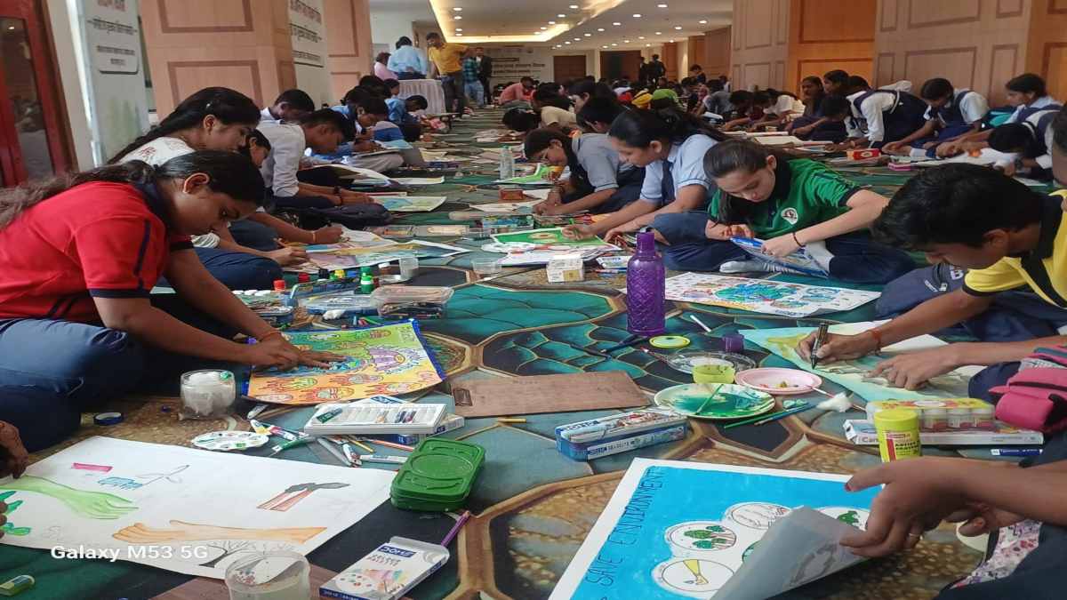 अंतरराष्ट्रीय ओजोन परत संरक्षण दिवस: पोस्टर प्रतियोगिता में छात्रों ने दिखाई प्रतिभा, पर्यावरण संरक्षण का दिया संदेश