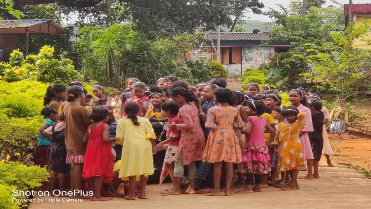 कन्या आश्रम अधीक्षिका का ट्रांसफर: बिछड़ने का गम, छात्राओं ने मैडम को जाने से रोका, रोते हुए लिपटी