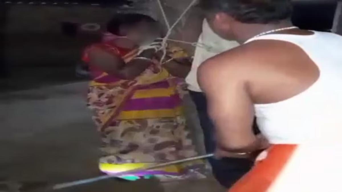 इंसान हैं या जानवर! महिला को पेड़ में बांधकर गर्म रॉड से दागा, पति को भी जमकर पीटा, जानिए तालिबानी सजा देने की खौफनाक वजह…