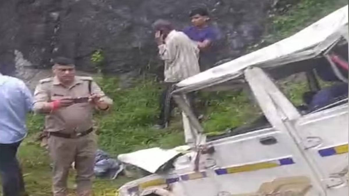 मौत के मुंह में समाई 3 जिंदगीः अनियंत्रित होकर खाईं में जा गिरा मैक्स वाहन, मौके पर 3 की गई जान, 1 इस हाल में मिला…