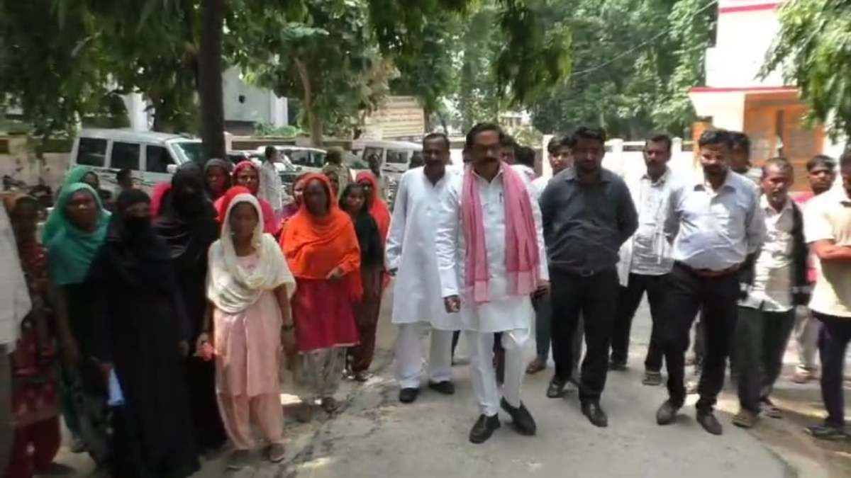 ये ‘अन्याय’ नहीं तो और क्या है? UP में अतिक्रमण के नाम पर गरीबों पर जुल्म, 40 साल से रह रहे 100 लोगों को कर रहे बेघर! अब तक कहां सो रहा था ‘अंधा सिस्टम’?