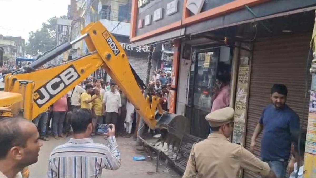 यूपी का ‘बेलगाम सिस्टम’: न नोटिस न कोई जानकारी, दुकानों पर चलवा दिया बुलडोजर, अधिकारियों ने उड़ाई कानून की धज्जियां! कब होगी कार्रवाई ?