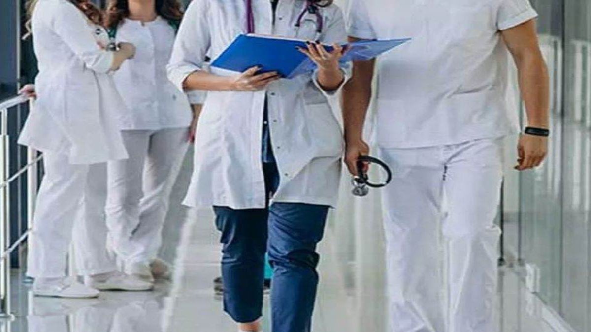 180 स्टूडेंट्स के बीच सिर्फ 8 टीचर्स, ये कैसा सिस्टम ? शासन के आदेश को भी दिखाया जा रहा ठेंगा