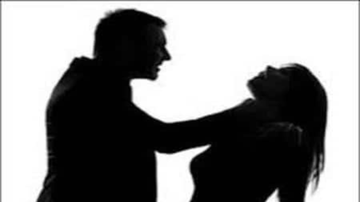 महिला सहकर्मी के साथ छेड़छाड़, गला दबाकर किया बेहोश, फिर…