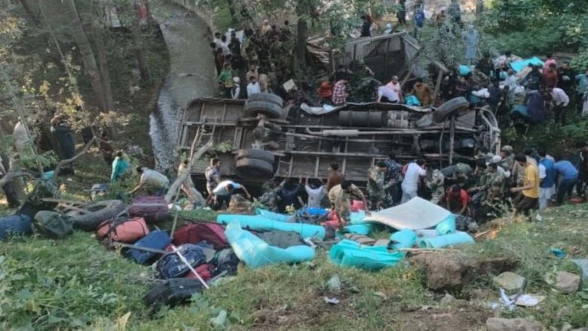 जम्मू-कश्मीर में बड़ा हादसा, बीएसएफ जवानों को ले जा रही बस खाई में गिरी, 3 जवान शहीद, कई घायल