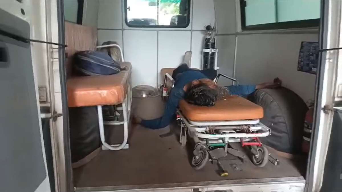 मानवता शर्मसार: एंबुलेंस में तड़पते घायल को नहीं मिली तुरंत मदद, हंगामे के बाद हरकत में आए कर्मचारी