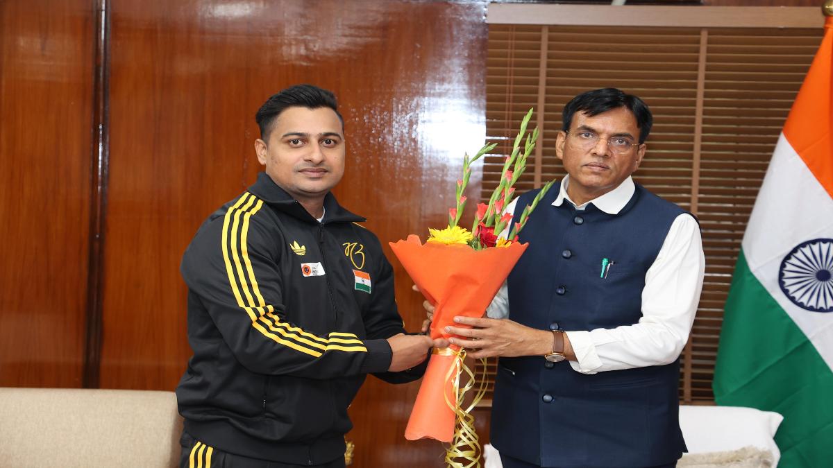 खेल मंत्री मनसुख मांडविया ने पैरा आर्मरेस्टलिंग खिलाड़ी श्रीमंत झा को किया सम्मानित, दृढ़ता और जज्बे को सराहा …