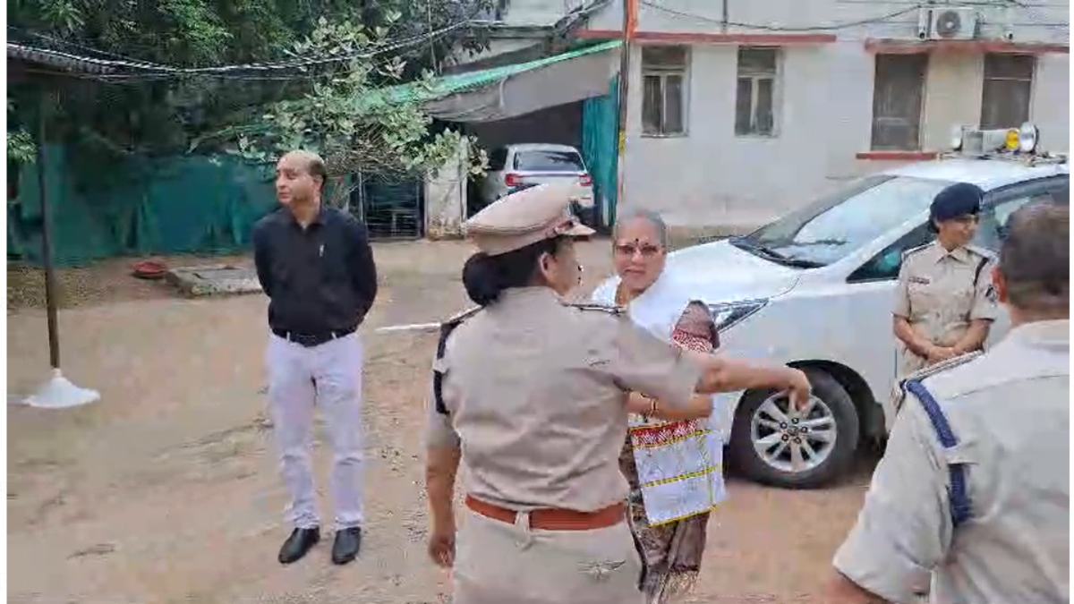 लोहारीडीह हिंसा मामला: गिरफ्तार महिलाओं से मिलने केंद्रीय जेल पहुंची महिला आयोग की अध्यक्ष, महिला बंदियों का दर्ज किया बयान