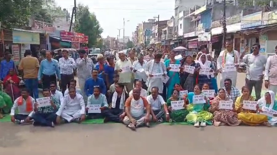नई शराब भट्टी के विरोध में कांग्रेस और वार्डवासियों का सड़क पर प्रदर्शन, प्रदर्शनकारियों ने किया चक्काजाम, महापौर ने सरकार पर साधा निशाना