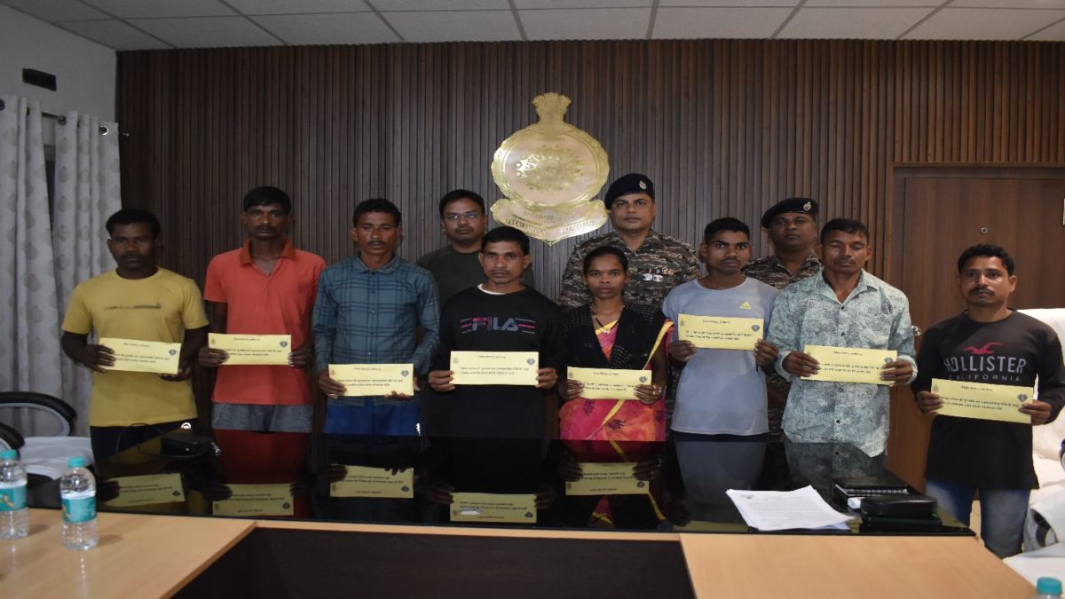 लाल आतंक का रास्ता छोड़कर 8 नक्सली हुए समाज की मुख्यधारा में शामिल, पुलिस के समाने डाले हथियार