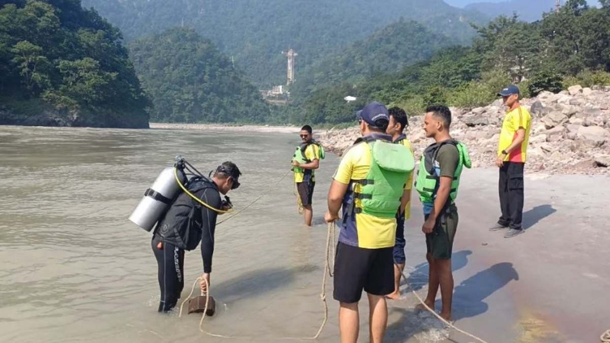 मौत की ट्रिपः एक साथ 5 दोस्त पहुंचे घूमने, फिर गंगा नदी में नहाते वक्त बह गए 2 लड़के, जानिए कैसे हुआ हादसा…
