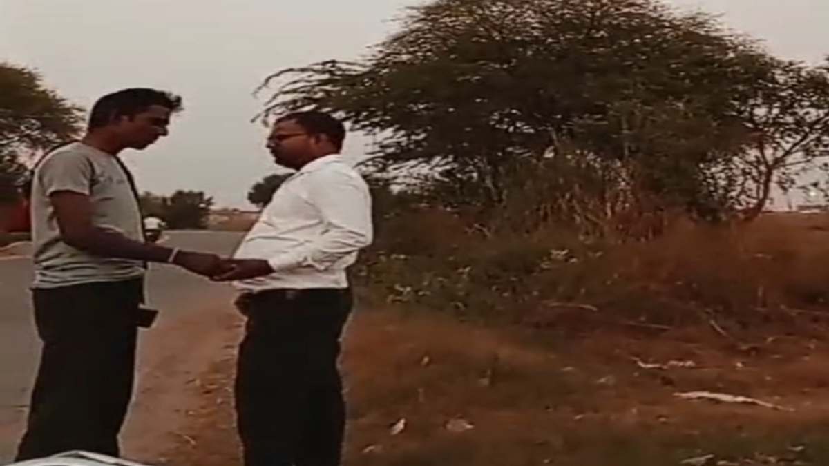 घूस के बिना काम नहीं होता! बीच सड़क पर लेखपाल ने ली रिश्वत, घूसखोरी का VIDEO वायरल, किया गया सस्पेंड