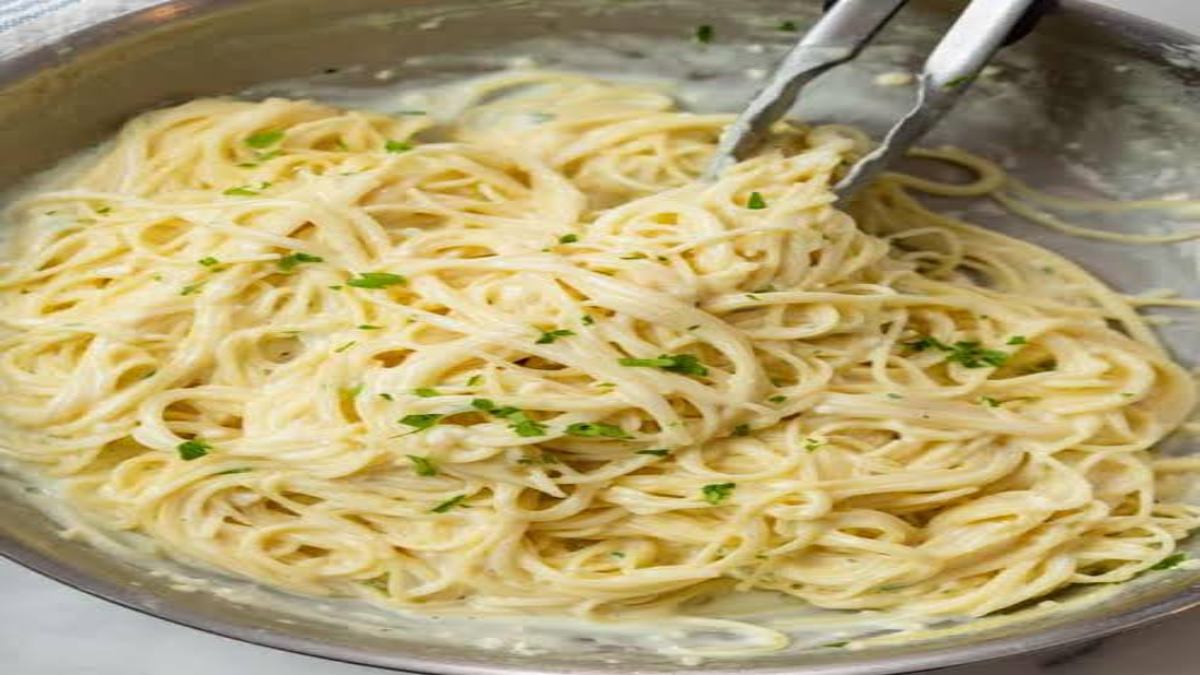 Todays recipe : रोज का खाना खाकर हो गए हैं बोर, तो घर पर बनाएं क्रीमी गार्लिक स्पेगेटी