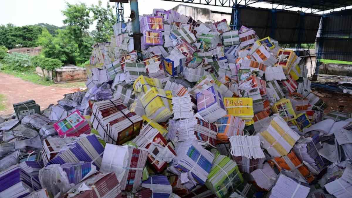कबाड़ में किताब का मामला: जांच हुई शुरू, अधिकारी पहुंची मौके पर