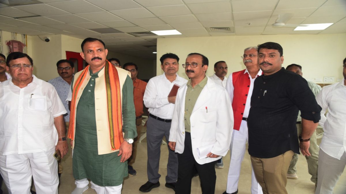 सिम्स प्रबंधन की कार्यशैली पर नाराज हुए स्वास्थ्य मंत्री जायसवाल, डीन सहारे और एमएस डॉ. नायक को किया सस्पेंड
