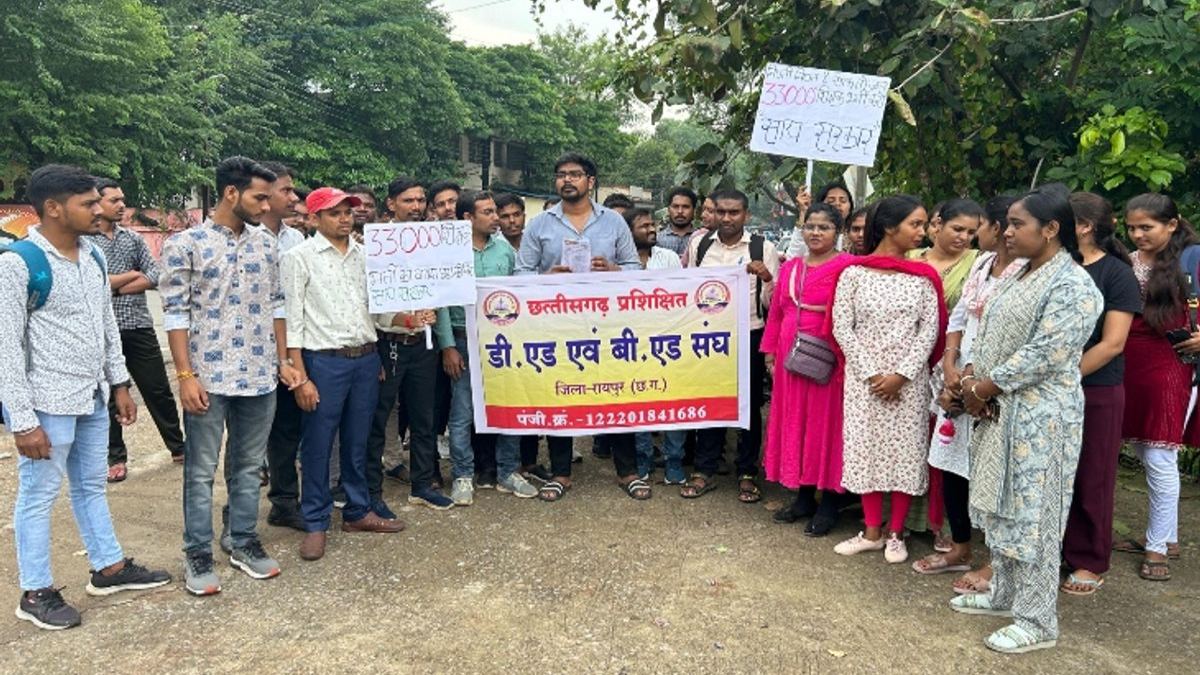 प्रशिक्षित डीएड व बीएड संघ कवर्धा के लिए रवाना: डिप्टी सीएम विजय शर्मा से करेंगे मुलाकात, मांगे पूरी नहीं हुई तो करेंगे आमरण अनशन