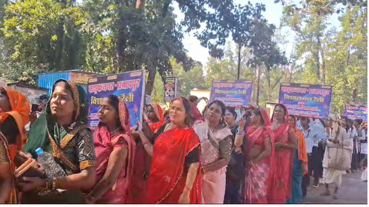 प्रतापपुर और वाड्रफनगर को मिलाकर नए जिले बनाने की मांग, निकाली गई विशाल रैली