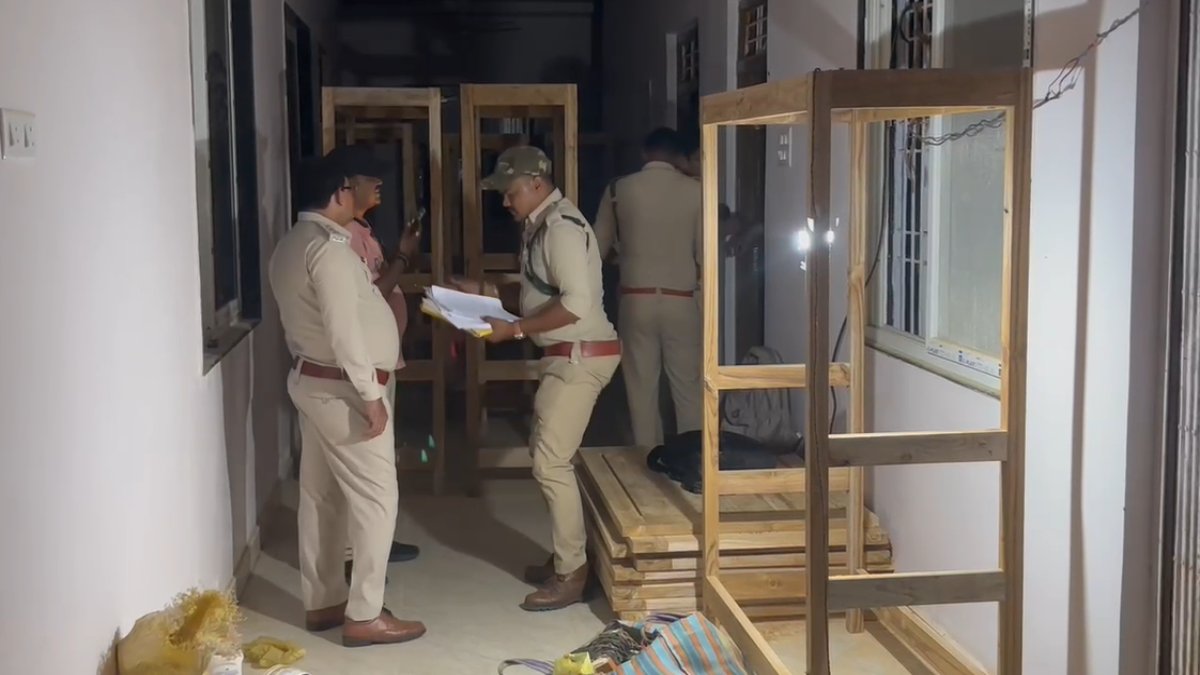 लोक निर्माण विभाग के निर्माणाधीन रेस्ट हाउस में वन विभाग ने मारा छापा, बड़ी मात्रा में सागौन की लकड़ियां जब्त