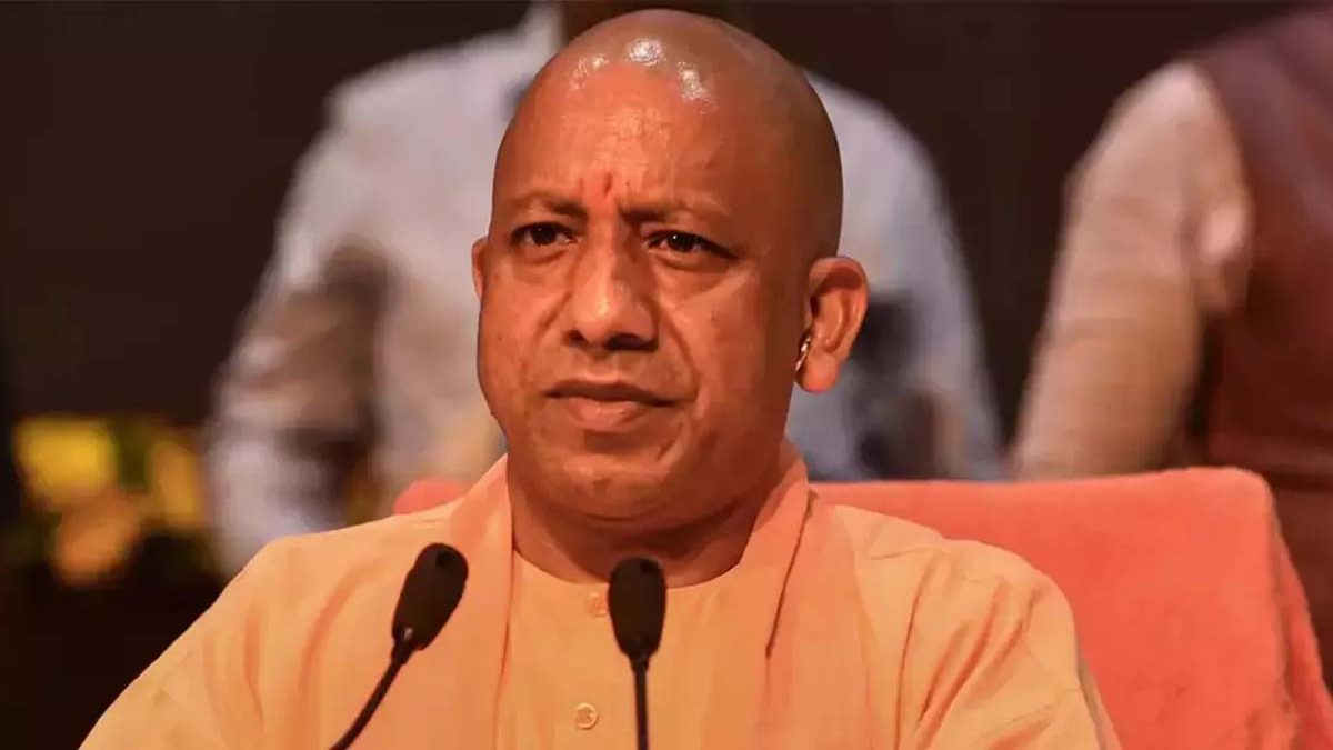 BIG BREAKING: CM योगी की सुरक्षा में बड़ी चूक, काफिले के बाजू में अचानक… देखें VIDEO