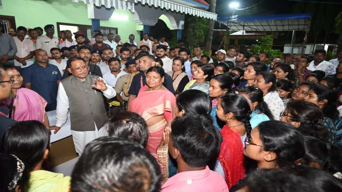 सीएम साय पहुंचे गृहग्राम बगिया, क्षेत्रवासियों की सुनी समस्याएं, अफसरों के दिए निराकरण के निर्देश