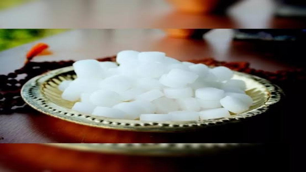 कपूर के साथ जलाएं लौंग, तेजपत्ता, दालचीनी पाउडर, घर में होगा सकारात्मकता का संचार