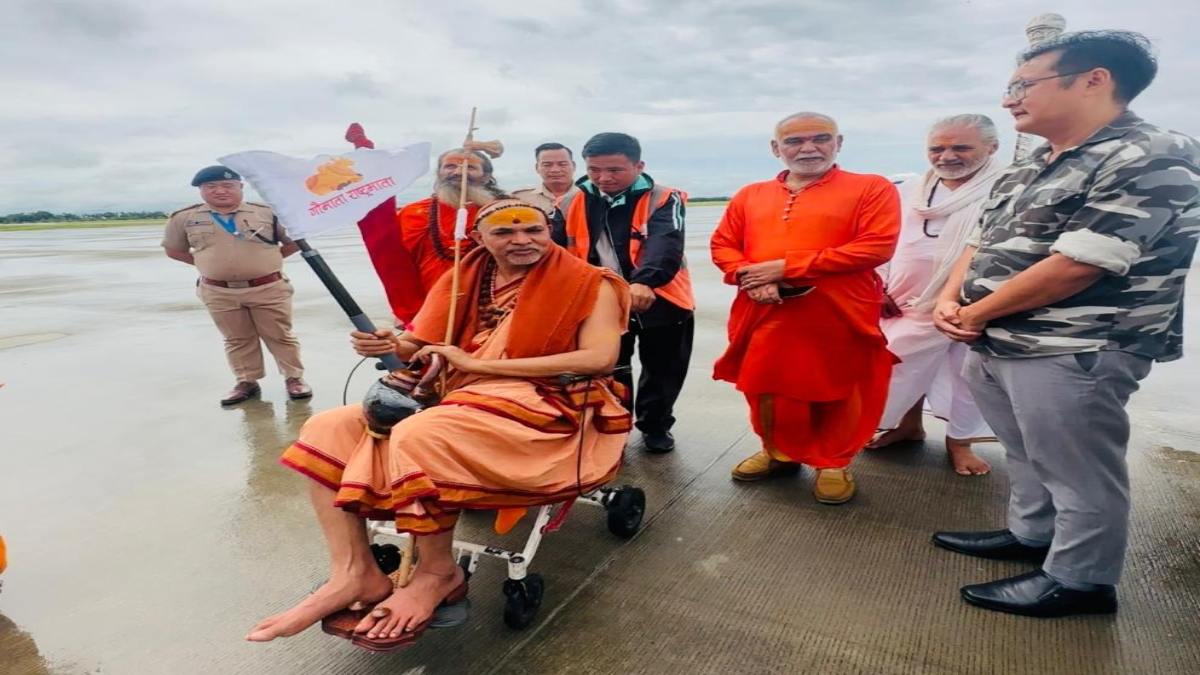 ईटानगर पहुंचे शंकराचार्य अविमुक्तेश्वरानंद सरस्वती : गोप्रतिष्ठा ध्वज फहराकर दोहराया गोरक्षा का प्रण, छात्र संगठन को संवाद के लिए किया आमंत्रित
