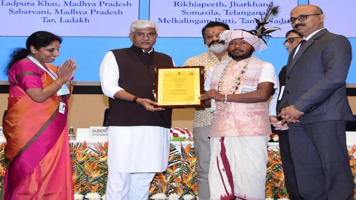 विश्व पर्यटन दिवस: बस्तर के चित्रकोट और ढूढमारस गांवों को मिला विशेष सम्मान, सामुदायिक पर्यटन मॉडल और एडवेंचर में उत्कृष्ट प्रदर्शन के लिए सम्मानित