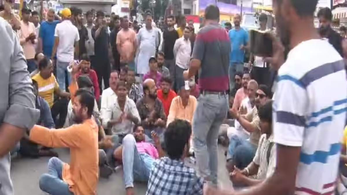 देवभूमि में दंगा! प्रेमी से मिलने पहुंची किशोरी, आपस में भिड़ गए दो समुदाय के लोग, जमकर हुई पत्थरबाजी, फिर…