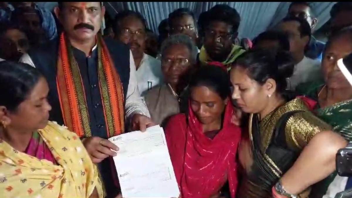 चर्चित संदीप लकड़ा हत्याकांड: सरकार ने मृतक की पत्नी को नौकरी और 25 लाख दिया मुआवजा, आदिवासी समाज का आंदोलन खत्म, 22 दिनों बाद होगा अंतिम संस्कार