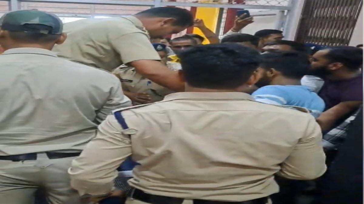 अटल बिहार वाजपेयी यूनिवर्सिटी में हंगामा, आपसी विवाद में भिड़े छात्र, पुलिस से झूमाझटकी