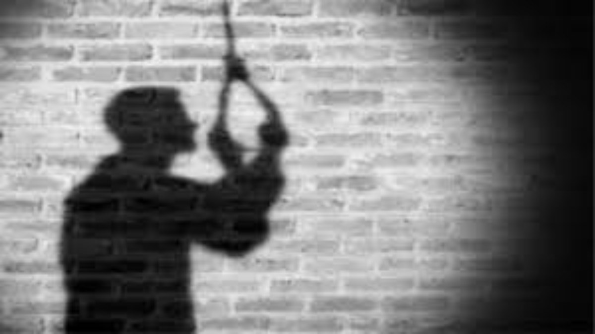 प्रताड़ित बुनकर पति-पत्नी ने सामुदायिक भवन में लगाई फांसी, दीवार पर लिखा मौत के लिए जिम्मेदार का नाम
