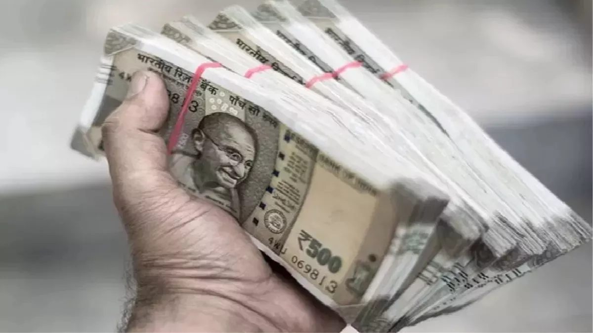 Odisha News: नशे में धुत ड्राइवर की कार से बड़ी मात्रा में नकदी जब्त