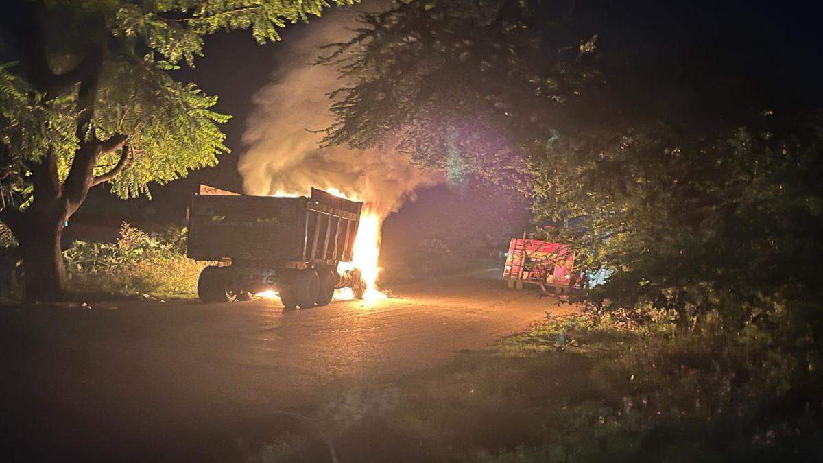 चलते ट्रक में अचानक लगी आग, धू-धू कर जलने लगा हाइवा, मचा हड़कंप