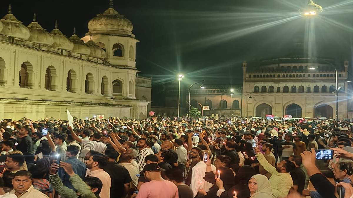 हिजबुल्लाह चीफ की मौत के खिलाफ प्रदर्शन : हजारों की संख्या में सड़कों पर उतरो लोग, नसरउल्ला के समर्थन में निकाला 1 किमी लंबा कैंडल मार्च