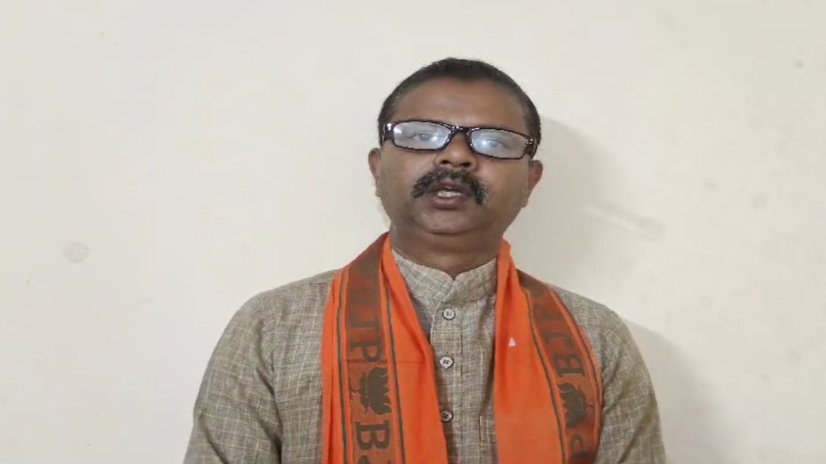 सड़क पर पिटाने वाले पार्षद ने अपनी जान को बताया खतराः अरविंद बोले- गुमटी माफिया ने मेरे ऊपर किया हमला, आरोपी आदतन अपराधी और 70 प्रकरण दर्ज