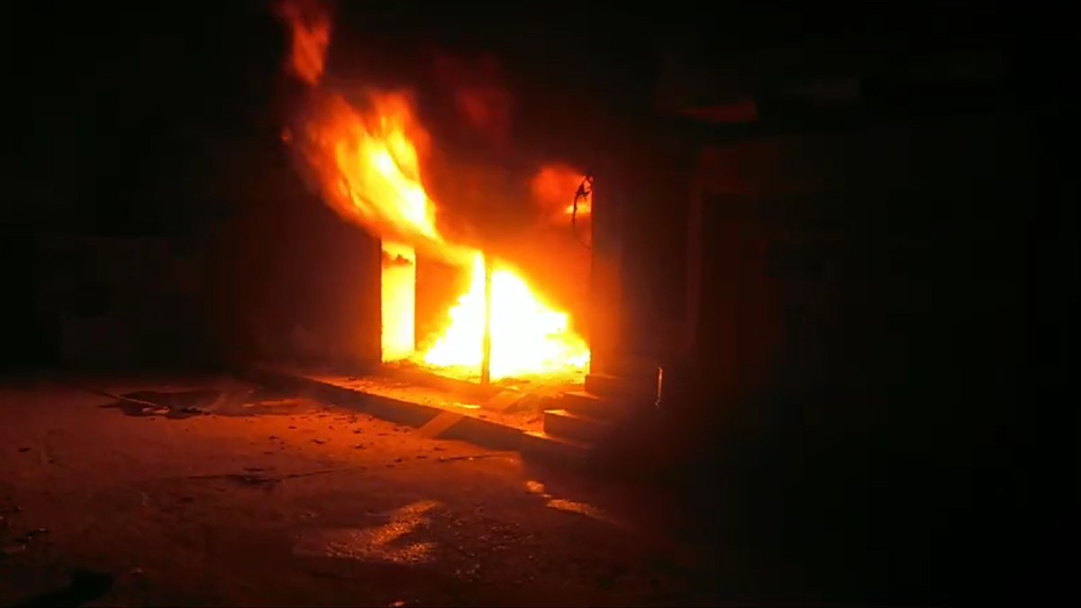 घनी आबादी के बीच टेंट गोदाम में लगी भीषण आगः तीन फायर ब्रिगेड ने किसी तरह आग पर पाया काबू
