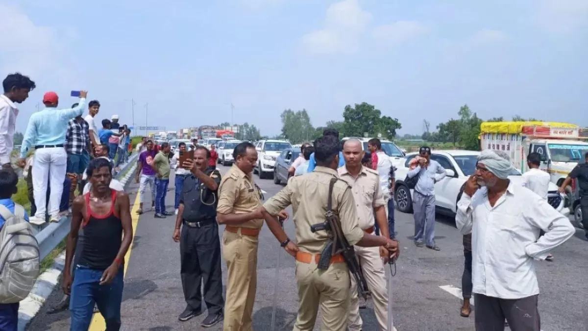 पूर्वांचल एक्सप्रेसवे पर बस ने बच्चे को मारी टक्कर, हुई मौत, गुस्साए ग्रामीणों ने किया जाम