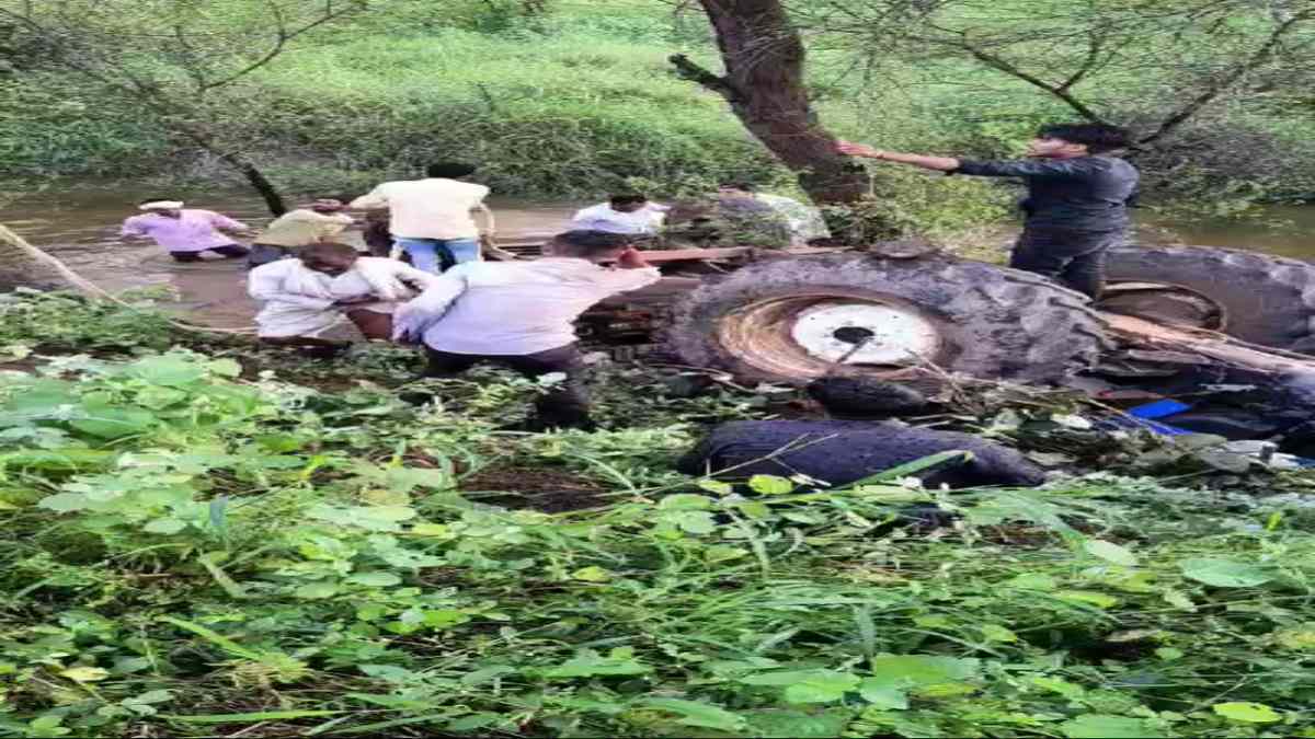 बड़ा हादसा टलाः अंधे मोड़ पर तेज रफ्तार ट्रैक्टर ट्रॉली पलटी, नीचे दबे एक व्यक्ति को ग्रामीणों ने बाहर निकाला, सभी लोग सुरिक्षत