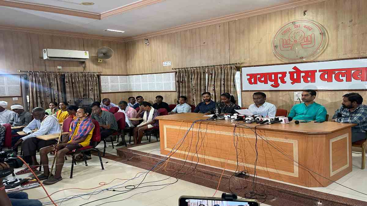 नक्सल पीड़ितों का दर्द – चार दशकों में बस्तर में नहीं पहुंची मूलभूत सुविधाएं, रात में सोते हैं तो सुबह जिंदा उठने का नहीं रहता भरोसा, नक्सली हिंसा में कई लोग खो चुके हाथ-पैर, कई बच्चे हुए अनाथ, पढ़िए पूरी स्टोरी…