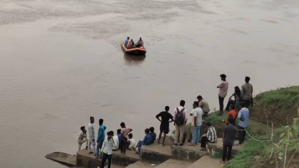 काल के गाल में समाए दंपति! पत्नी को बचाने पति ने नदी में लगाई छलांग, दोनों तेज बहाव में बहे, रेस्क्यू जारी