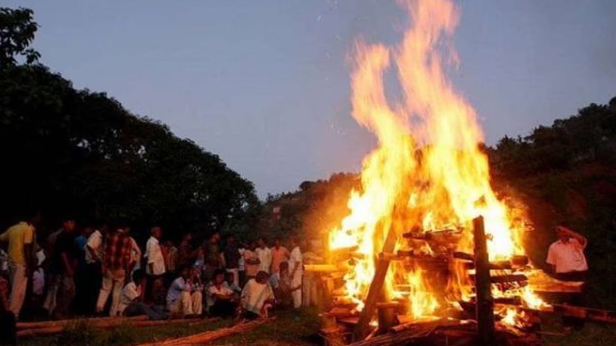 जैसे ही चिता पर लगाने वाले थे आग, परिजनों को याद आई ऐसी बात, तत्काल शव को लेकर पहुंचे अस्पताल, फिर…