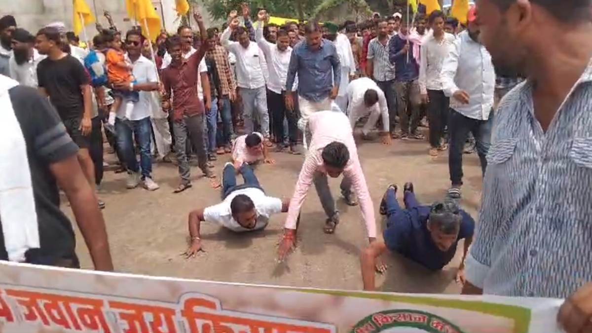 सरकार… अन्नदाताओं का ये कैसा हाल ! दंडवत होकर कलेक्ट्रेट पहुंचे किसान, इस मांग को लेकर लगाई गुहार
