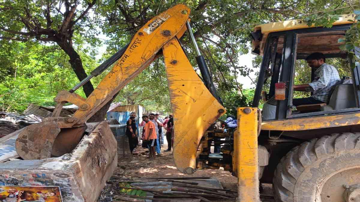 राजधानी में अवैध ठेले और दुकानों पर चला बुलडोजर, विधायक पुरंदर मिश्रा ने दुकानदारों को व्यवस्थापन का दिया आश्वासन