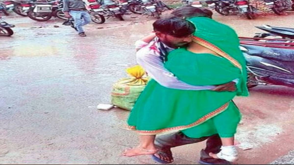 ‘बीमार’ पड़ा मेडिकल कॉलेज : अस्पताल में नहीं मिला स्ट्रेचर, घायल पत्नी को कंधे पर लादकर ले गया युवक