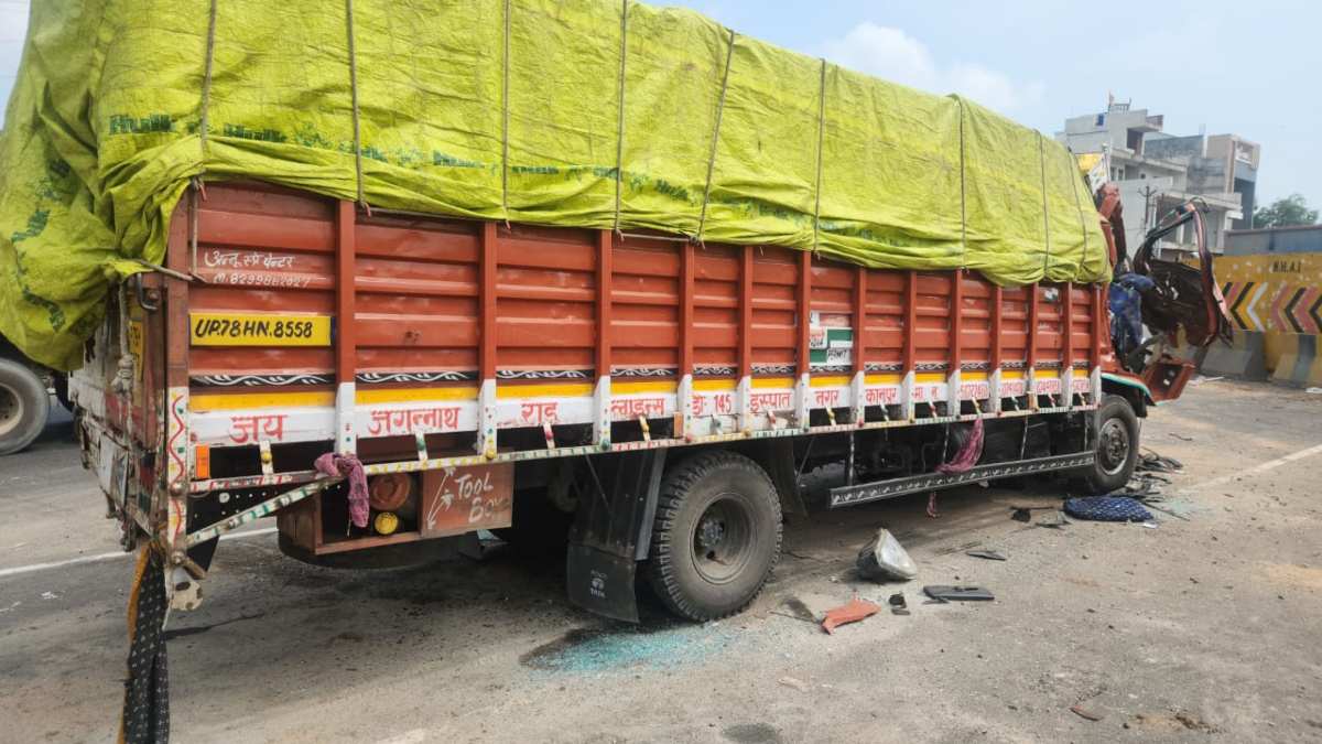 Road Accident : तेज रफ्तार DCM ने खड़े ट्रक को मारी टक्कर, हादसे में ड्राइवर और कंडक्टर की मौत