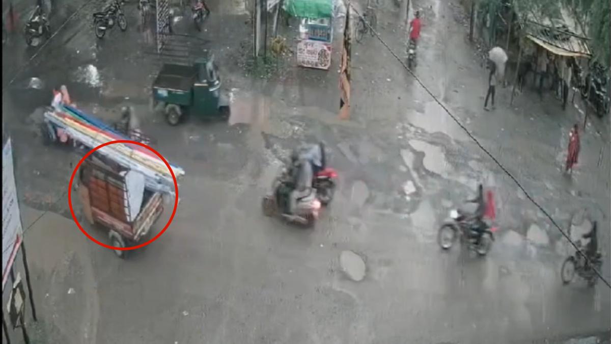 हादसे को न्योता:  यात्रियों से भरा ऑटो पलटा, दो लोगों को आई गंभीर चोटें, एक दिन पहले ही महिला का टूटा था जबड़ा, देखें Video …