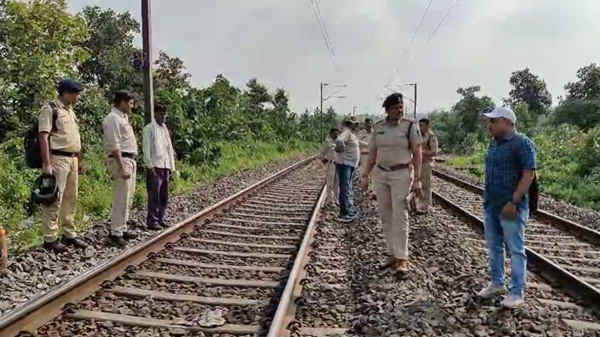 बड़ी खबरः आर्मी स्पेशल ट्रेन उड़ाने का मास्टर माइंड रेलवे कर्मचारी साबिर ही निकला, RPF के डॉग ‘जेम्स’ ने सूंघ कर आरोपी को दबोचा, दो साथी भी हिरासत में